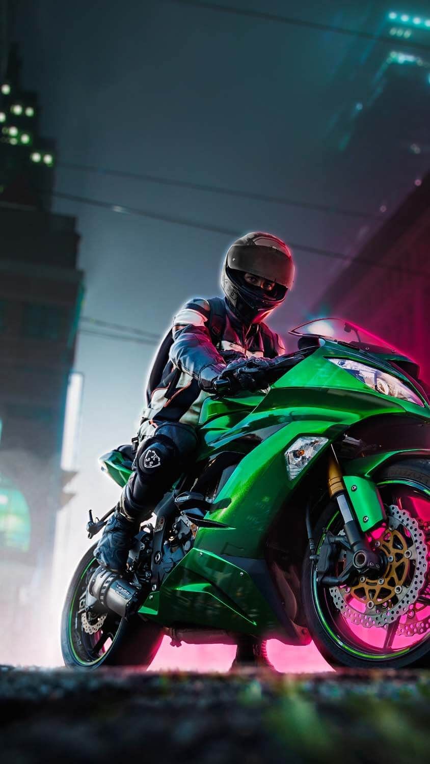 Motociclista em uma Kawasaki verde