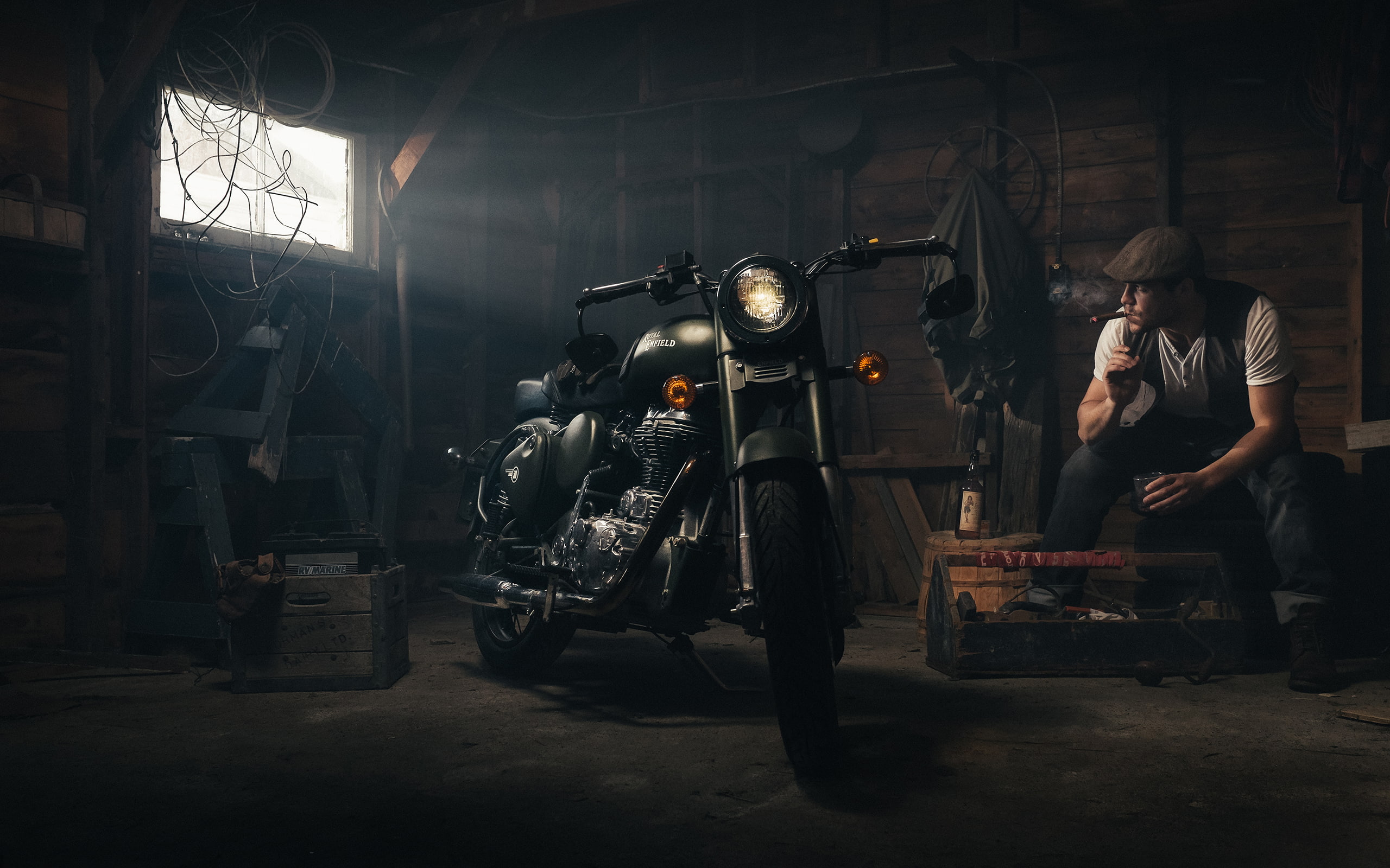 Motocicleta Royal Enfield em uma oficina
